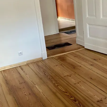 Trzecie Pietro 아파트